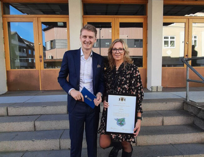 Varaordfører Andreas Brännstrøm overrakte klimaprisen til Pretec ved daglig leder Nina Pettersen. Foto: Sarpsborg kommune