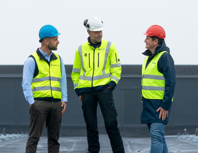 Samarbeider om Trøndelags største solcelleinstallasjon. Fra venstre: Johan Asplin (Sunday Power), Jon-Ivar Hovd (SalMar) og Robert Ødegård (NTE). Foto: Emma A. Johansen