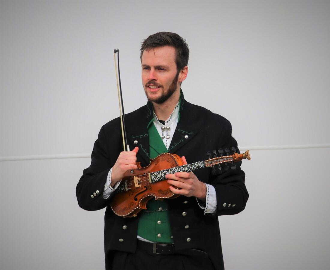 Nikolai Storevik er dagleg leiar i Sogn og Fjordane folkemusikklag. Foto: Thomas Thaule.