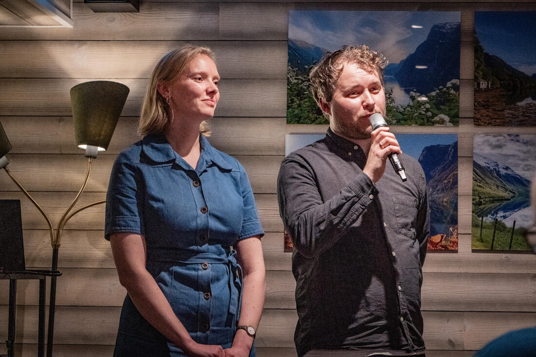 Marthe Aa og Fredrik Hope har vore på samlarferd etter folkemusikkstoff frå Hyen. Foto: Geir Egil Eiksund