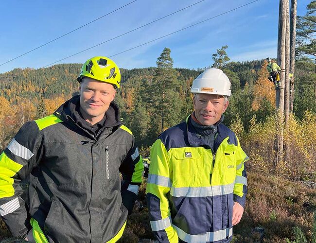 Erlend Nordbak, COO i Gridguard (t.v.), og Per-Oddvar Osland, forskningsleder i Glitre Nett, vil teste ut nye metoder for å følge med på tilstanden til høyspentmastene til Glitre Nett. Foto: Glitre Nett