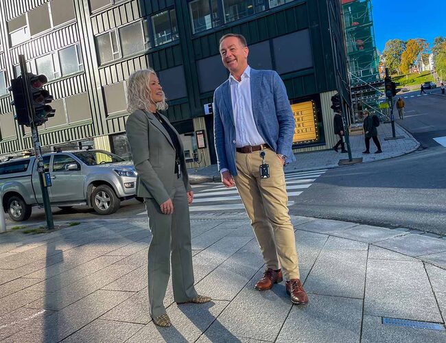 Konserndirektør Hanne Karoline Kræmer og Christian Overvaag, banksjef for bedriftsmarked eiendom i SpareBank 1 Nord-Norge. Foto: SpareBank 1 Nord-Norge