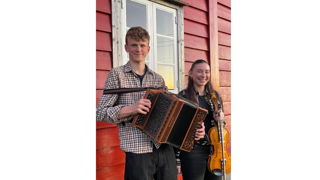 Vegard Kvestad og Ingrid Sofie Midtbø-Bruner var fyrst ute i kveldseteserien på Osterøy. Foto: Ingvild Kleiveland Vevle.