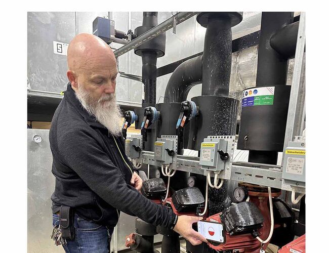 Robert Kongsrud hos Mustad Eiendom kjenner byggene og de tekniske anleggene godt, men finner flere energityver under jakten. Foto: Grønn Byggallianse