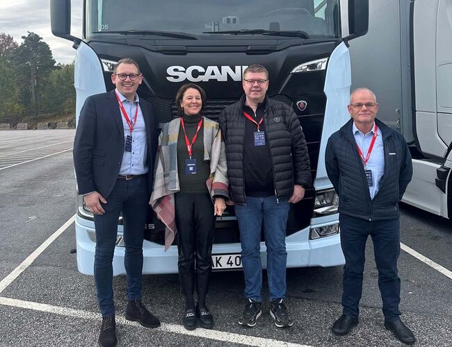 AVTALE SPIKRET: Intensjonsavtalen mellom BB Transport, Bring og Scania ble undertegnet ved Scanias kontor i Södertälje i Sverige. F.v. Steinar Westli, Anne Stenseth Kristoffersen, Kjetil Borlaug og Gisle Villanger. FOTO: Posten Bring