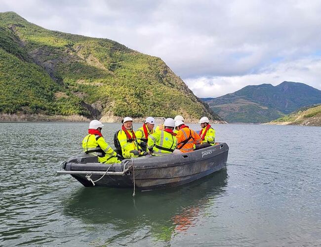 Nøkkelmedarbeidere på befaring ved det planlagte Moglicë-reservoaret i Albania. Foto: Tiemen Gordijn/Multiconsult