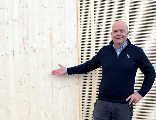 Produktsjef Winfried Schaal i Moelven Wood Prosjekt AS er stolt av at Moelven nå leverer et unikt, nytt produkt som Vitre+. Foto: Moelven