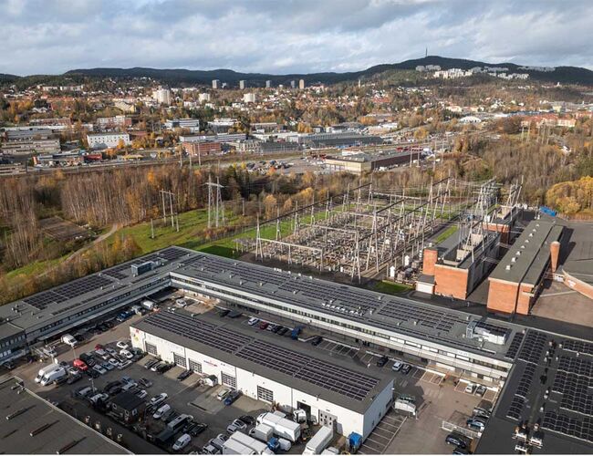 Professor Birkelands vei 36 ligger på Furuset i Oslo. I det 12 000 kvadratmeter store bygget er det 17 leietakere. Foto: Mikkel Becker-Aakervik