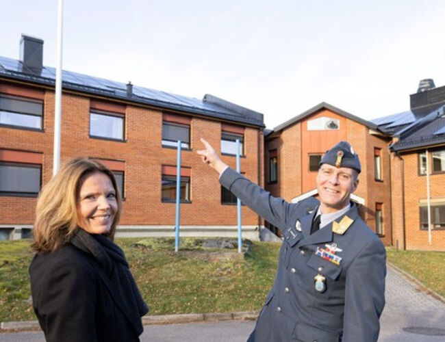 Camilla Mathiesen, assisterende direktør i Forsvarsbygg, og Øivind Gunnerud, sjef for Luftforsvaret. Foto: Forsvarsbygg