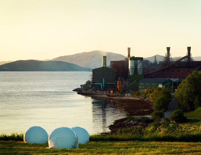 Ved å bytte fossilt kull ut med klimavennlig biokarbon i stor skala kan smelteverket på Kyrksæterøra bidra til et av de aller største utslippskuttene i norsk industrihistorie. Foto: Wacker Chemicals Norway