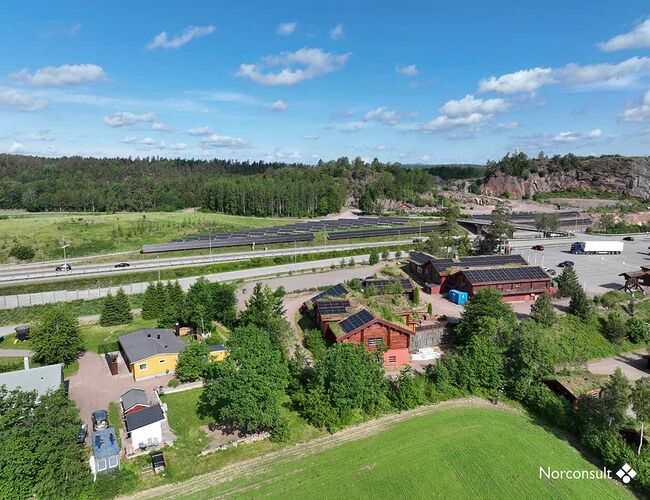 Slik vil det se ut når arealet ved E18 ved Furulund i Sandefjord tas i bruk for å produsere solenergi til bruk for tungtransport. Foto: Norconsult Hafslund