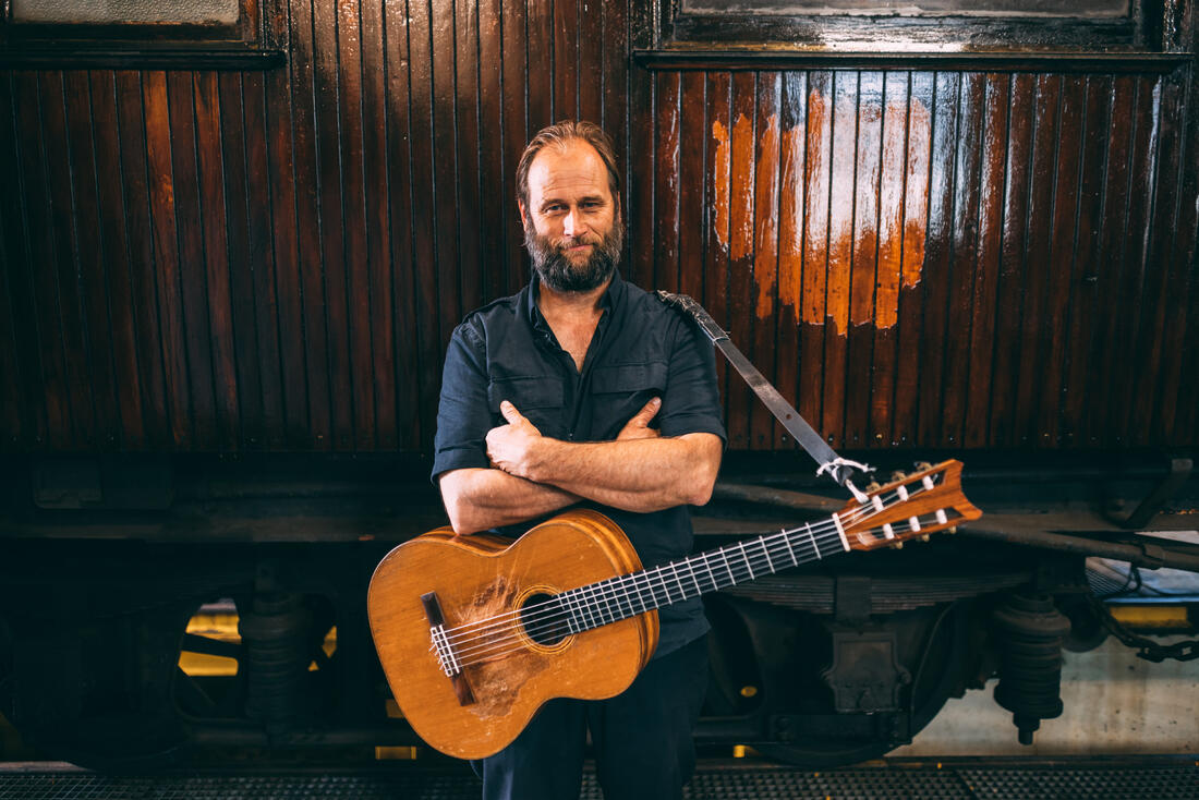 Stein Torleif Bjella skal ha Solefallskonserten på Jaslangen neste sumar i lag med fleire kjente folkemusikkartistar. Foto: Bjørnar Paulsen.