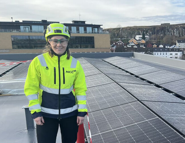 Kristine Skifjeld Jensen, prosjektingeniør i NCC Building, på taket til Tønsberg tinghus. Foto: NCC