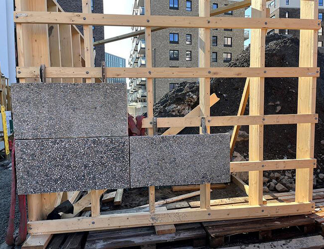 Betongfasadeelementer fra nedlagte Stig skole som skal monteres i et OsloBygg KF prosjekt på fasaden til Løren flerbrukshall. Elementene er ennå ikke montert og bildet viser derfor en prøvemontering. Foto: Q. Tollefsen, OsloBygg KF