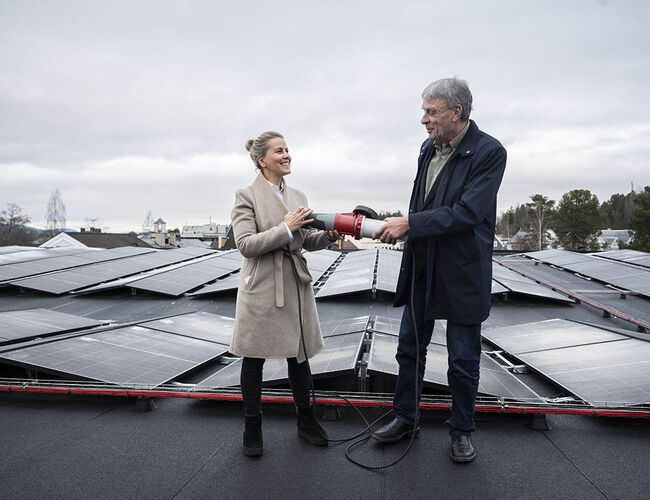 Senterleder Daniella Fjeldberg og Elverums varaordfører Arnfinn Uthus under åpningen av solcelleanlegget. Foto: Citycon