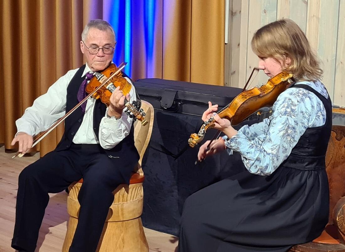 Alf Tveit og Sunniva Langås-Røiland hadde konsert på Nye Sjodar, og der var FolkOrg-nestleiar Kristian Hanto til stades. Foto: Kristian Hanto.