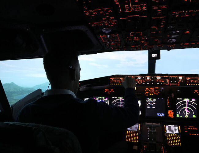 Professor Vegard Nergård i UiT sin flysimulator. Foto: David Jensen