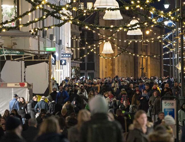 Nordmenn har et høyt forbruk: Hver innbygger slipper ut 14 tonn CO2-ekvivalenter årlig. Bilde fra Karl Johans gate i Oslo på Black Friday i 2021. Foto: Erik Johansen / NTB