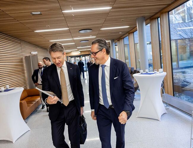 Energiminister Terje Aasland tas imot av DNVs konsernsjef Remi Eriksen og får et raskt innblikk i DNVs rapport - Energy Transition Outlook før lanseringen av rapporten i DNVs lokaler på Høvik torsdag formiddag. Foto: DNV, Espen Sturlason