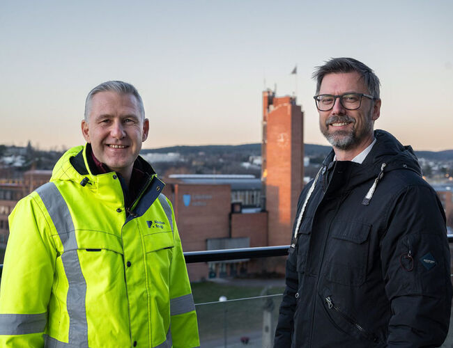 Ivan Henrik Berg i Akershus Energi Varme og Vidar Almsten i Lillestrøm kommune, ser fram til videre samarbeid om energi i kommunen. Foto: Akershus Energi