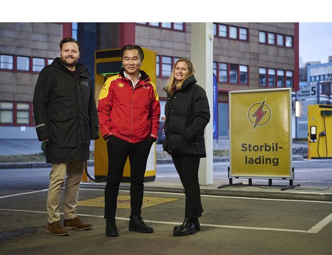 St1 åpner for lading av storbil på Shell Rommen. Fra venstre: Jonas Bæk, forretningsutvikler i St1, retailer Phillip Nguyen og Margrethe Lunder, Krimarådgiver i Klimaetaten i Oslo kommune. Foto: Benjamin Ward/St1