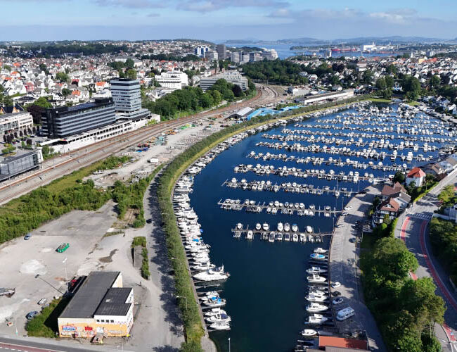 Gjenbruk av byggematerialer, en sosial planteskole og revitalisering av grøntområdet ved Hillevågsvatnet er noen av grepene som skal bidra til at Paradis blir et forbilde for framtidens nabolagsbygging. Foto: Stavanger kommune