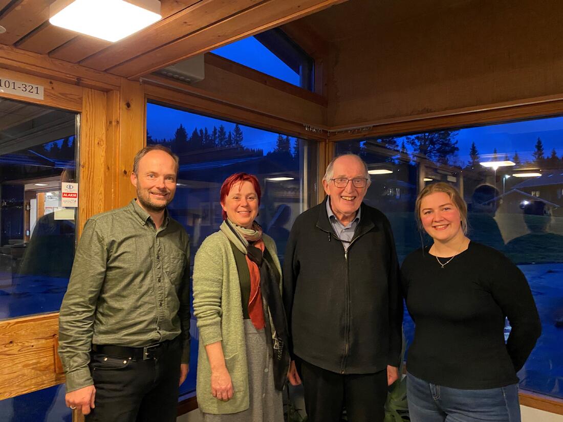 Stian Roland (USN), Siri Mæland (SFF), Egil Bakka og Birgit Haukås (SFF) er tilfredse med oppstarten på det nye folkedansstudiet i Rauland. Foto: Birgit Haukås.