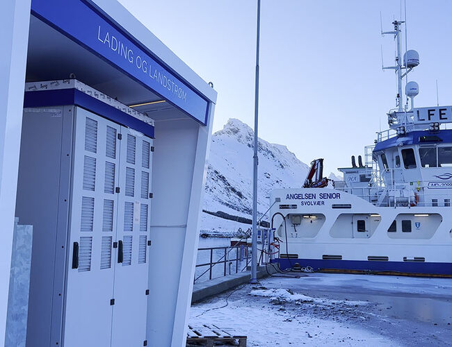 Fartøy ved Ramberg ladeanlegg. Anlegget var verdens første hurtigladeanlegg for fiskefartøy, og kan levere både lading og landstrøm. Foto: Kristian Jensen/Plug