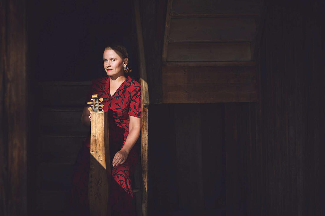 Ingrid Lingaas Fossum har syrgd for å få markert 500-årsjubileet til langeleiken på skikkeleg vis. Foto: Cathrine Dokken.