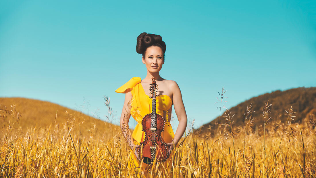 Ragnhild Hemsing bruker hardingfele både til å tolke stoff etter Vivaldi og Lindeman. Foto: Cathrine Dokken.