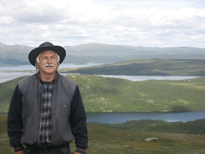 Trygve på Falkeriset. I det fjerne kan ein skimte Austli. FOTO: Hillborg Romtveit.