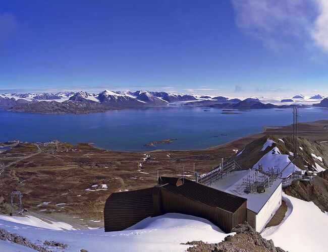 På Zeppelin-observatoriet på Svalbard har aerosoler i luften blitt målt i over 20 år. Stasjonen er et skattkammer for forskerne på grunn av sin urørte plassering og lange måleserier. Foto: Nilu