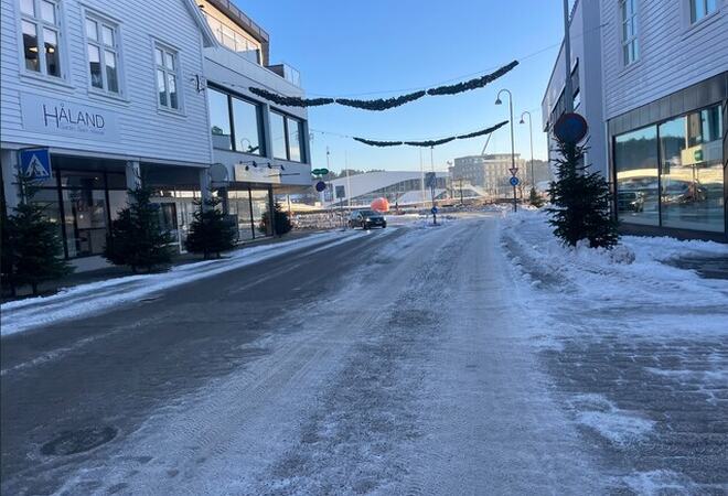 Bilvei i Mandal som er godt måket. Ligger noe snø igjen i den ene kjørebanen.