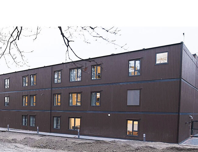 Bygget er satt sammen av 57 moduler som gir 70 sengeplasser fordelt på 38 rom. Foto: Bård Gudim
