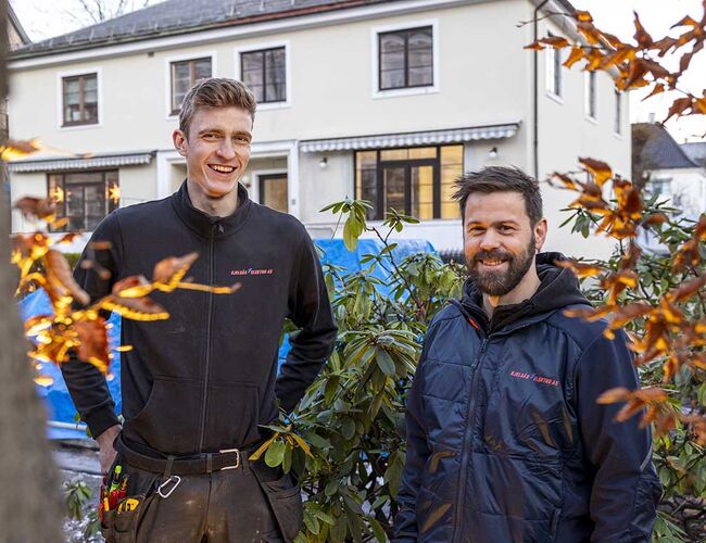 Elektriker Christoffer Nes Dynna og daglig leder Andrè Myhre i Kjelsås Elektro utenfor smarthuset på Frogner i Oslo. Foto: Eaton