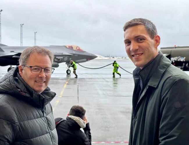 Forsvarsminister Bjørn Arild Gram (t.v) og klima- og miljøminister Andreas Bjelland Eriksen var på Ørlandet da de norske F-35 kampflyene ble fylt med bærekraftig flydrivstoff. Foto: Emil Bremnes / Forsvarsdepartementet