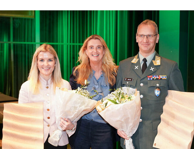 Stine Fjærli Sjøthunsom (t.v.), avdelingsdirektør i Forsvarsbygg, og Øyvind Kvalvik (t.h.), generalmajor og assisterende direktør i Forsvarsmateriell, og mottok prisen på arrangementet «Grønn merkedag - for innkjøpere og leverandører». Foto: Svanemerket