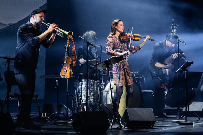 Ragnhild Hemsing hadde samla seg eit stjernelag i Operaen på sundag. Foto: Leo Solland.