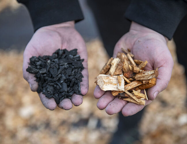 Ved å utnytte biobrenselet som brukes til fjernvarmeproduksjon og brenne det i et oksygenfattig miljø for å lage biokull, bidrar Solør Bioenergi til redusert klimabelastning. Foto: Marit Lasson