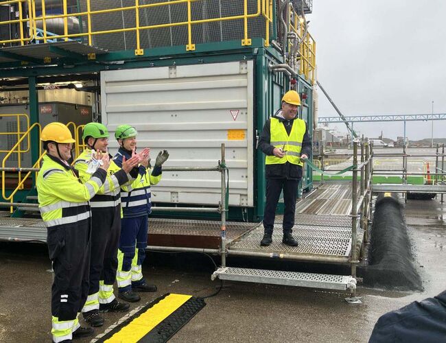 Danmarks klimaminister Lars Aagaard klipper snoren for verdens første pilotprosjekt for karbonfangst ved et høytemperatur forbrenningsanlegg for farlig avfall, i Nyborg i Danmark. Foto: NG Nordic