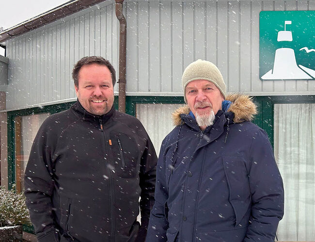 – At det kunne være så lett å redusere energiforbruket ytterligere hadde jeg ikke trodd, sier rektor Reidar Nilsen Agder Folkehøyskole. (til høyre på bildet). Personen til venstre er Asbjørn Jensen. Foto: Nova Energy Systems