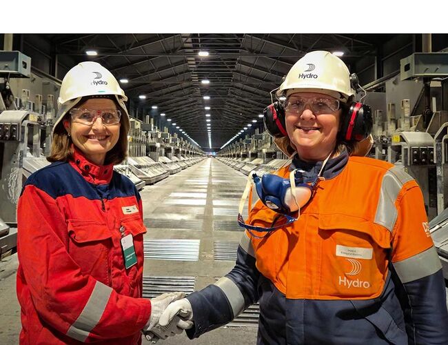 Godt lys betyr gode arbeidsforhold, mer trivsel og en sikrere arbeidshverdag, sier fabrikksjef Wenche Eldegard (t.h) ved Hydro Sunndal. Her sammen med Marianne Wergeland Jenssen fra Hydro Rein. Foto: Hydro