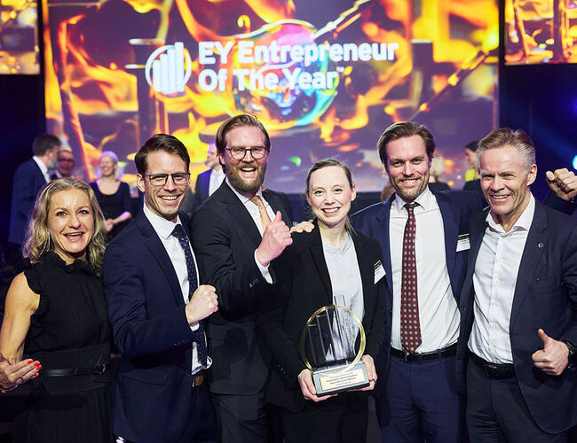 Nasjonale vinnere: F.v.: Ina Rosenberg (EY), Stian Magnusson, Magnus Eikens, Miriam Wennberg, Morten Christophersen og Hans-Petter Mellerud (jury). Foto: Bård Gudim