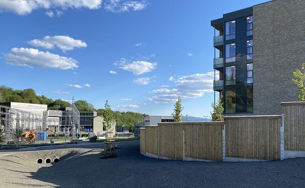 Kommunene har ansvar for klimatilpansning av bygg og infrastruktur. Bildet viser Risvollan helse- og velferdssenter. Foto: Berit Time SINTEF
