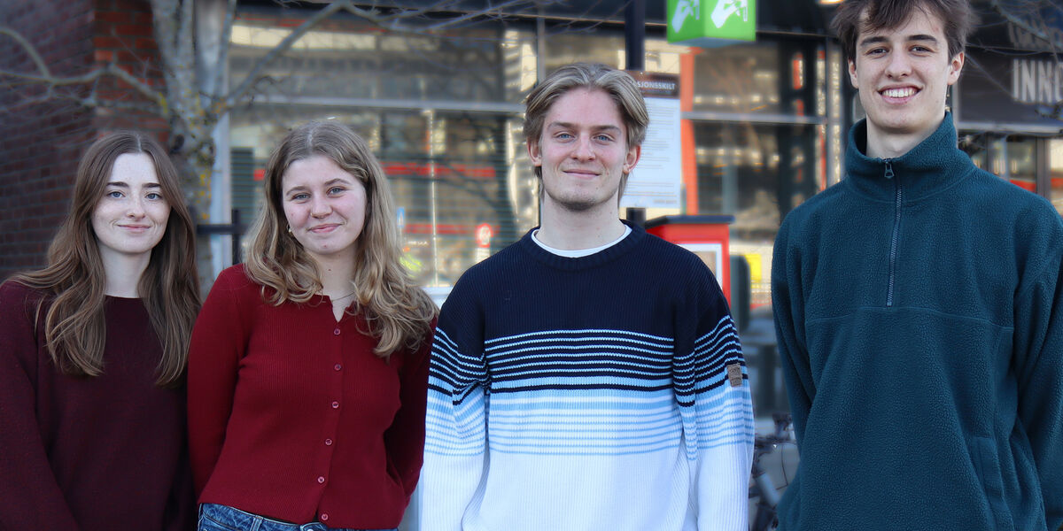Picture of Orphee Goossens, Maïté De Visscher, Pieter-Jan Brysse and William Decoster outside the NIOM headquarter