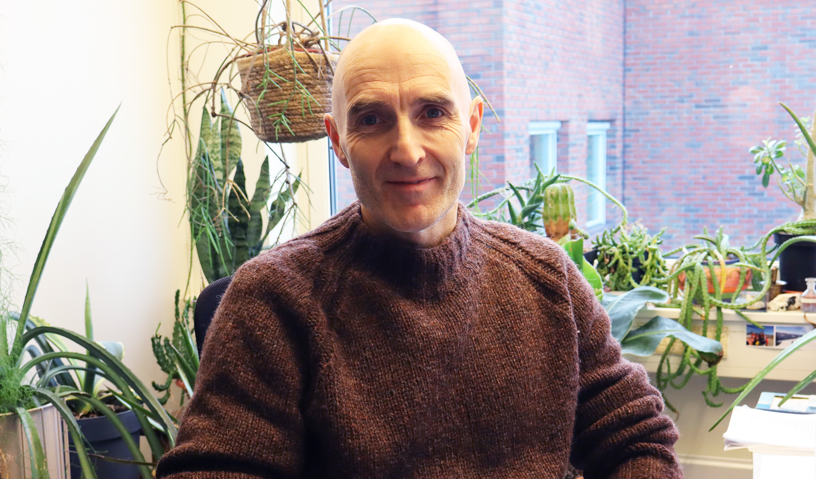 Picture of Senior scientist Silvio Uhlig at NIOM sitting in an office chair