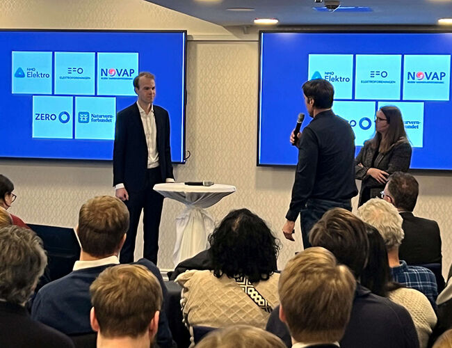 Svend Boye i THEMA Consulting presenterer analysen av Norgespris på et frokostmøte i regi av ZERO, Naturvernforbundet, Norsk Varmepumpeforening, NHO Elektro og Elektroforeningen fredag 14. februar. Foto: Novap