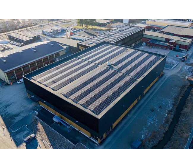 Det nye solcelleanlegget på Verdal videregående skole fører til at skolen selv produserer halvparten av energien de rehabiliterte delene av skolen trenger. Foto: Håvard Zeiner, Trøndelag fylkeskommune