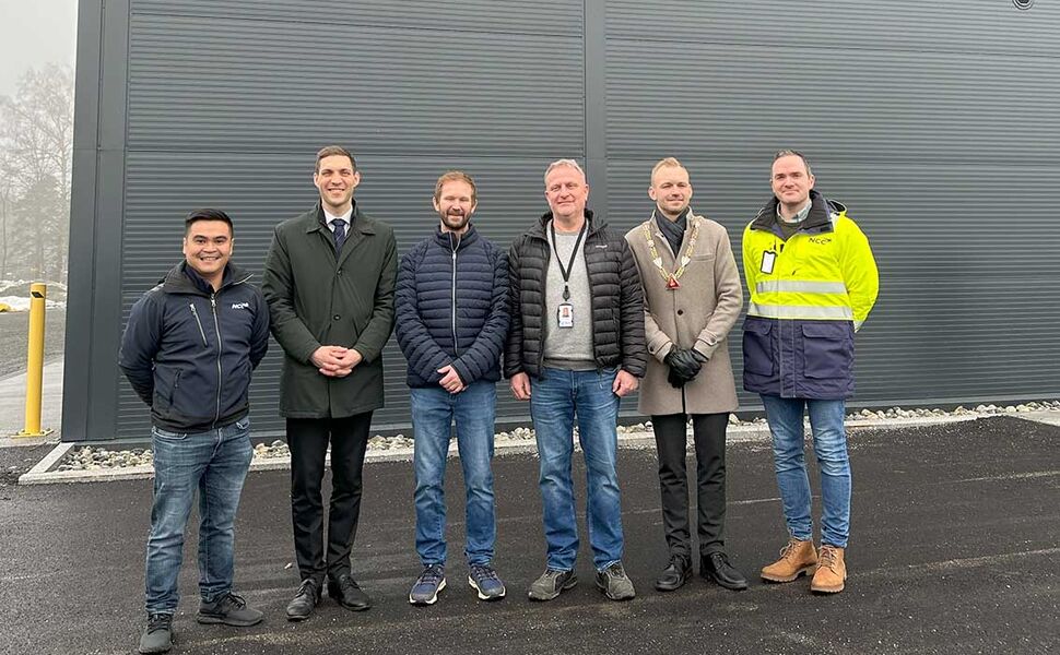 Offisiell åpning av Hokksund renseanlegg. Fra venstre: Bao Huynh, prosjektleder i NCC, klima- og miljøminister Andreas Bjelland Eriksen, Kim Karlsen, Øvre Eiker kommune, Øyvind Harstad, Øvre Eiker kommune, Adrian Tollefsen, ordfører i Øvre Eiker kommune, og Bjørn Kristian Hole, avdelingsleder i NCC Building Nordics. FOTO: NCC