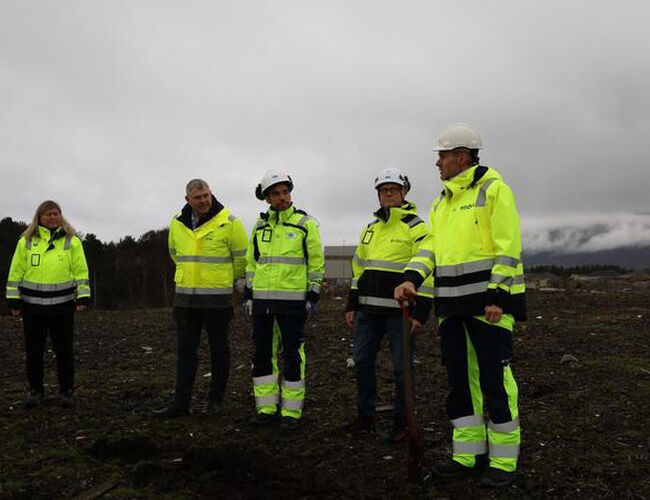 Gro Staveland (Haugaland interkommunale miljøverk), Ole Johan Vierdal (ordfører Vindafjord), Pablo Barrera (konsernsjef Haugaland Kraft), Johannes Skar (SJ Sol) og Kristian Gautesen (direktør Endra). Foto: Endra